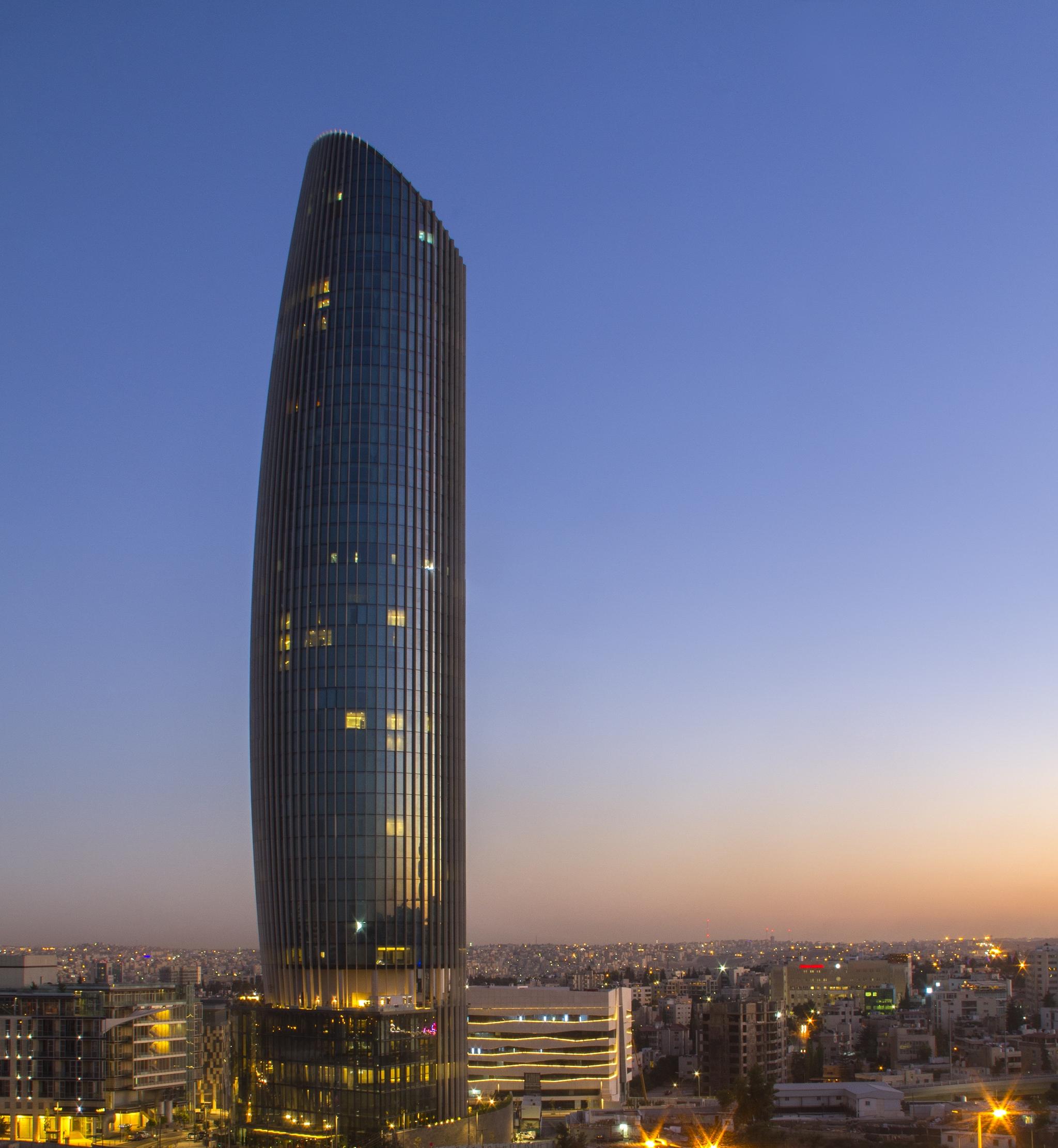 Hotel Amman Rotana Exterior foto The tower at sunset